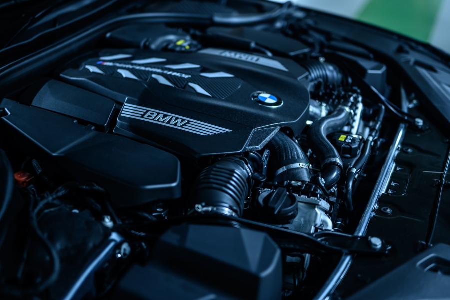Моторный отсек BMW M850i xDrive Gran Coupe (G16) 2019 года  (JP) (фото 16 из 27)